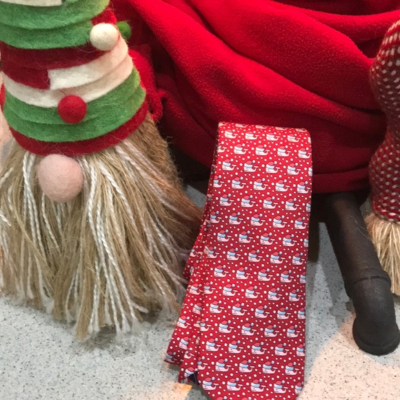 Vineyard Vines Boys Silk Tie Santa Whale Red NWT - Picture 7 of 7